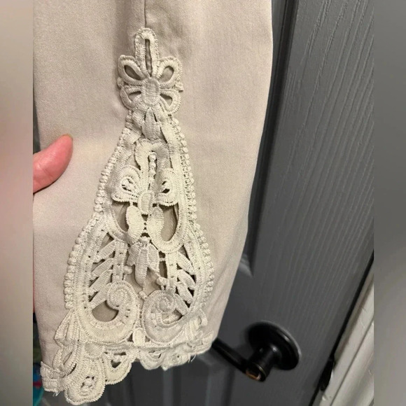 Jessica Riley pull on stretch capris with beautiful lace design on legs size Med - Picture 4 of 7